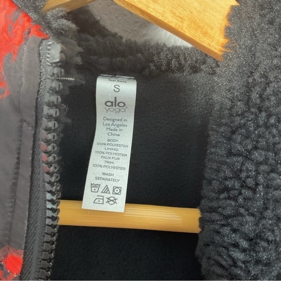 Alo yoga ROSES FREERIDER JACKET cherry and black color Small - Picture 9 of 14